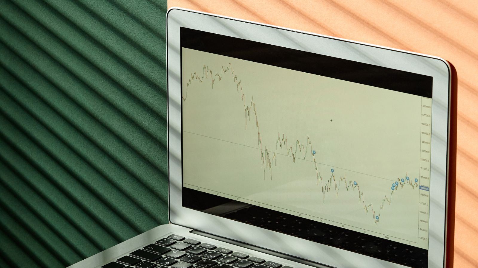 Professioneller Arbeitsplatz mit Finanzcharts als Symbol für die Kombination aus ETF-Kern und Einzelaktien.