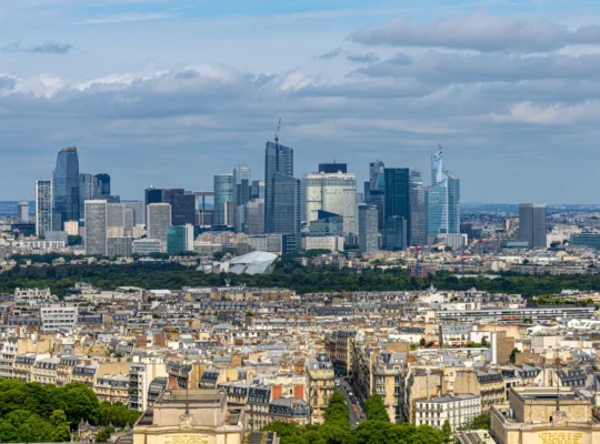 Panoramablick über die moderne Hochhaus-Skyline des Finanzviertels La Défense in Paris als Symbolbild für französische Banken.