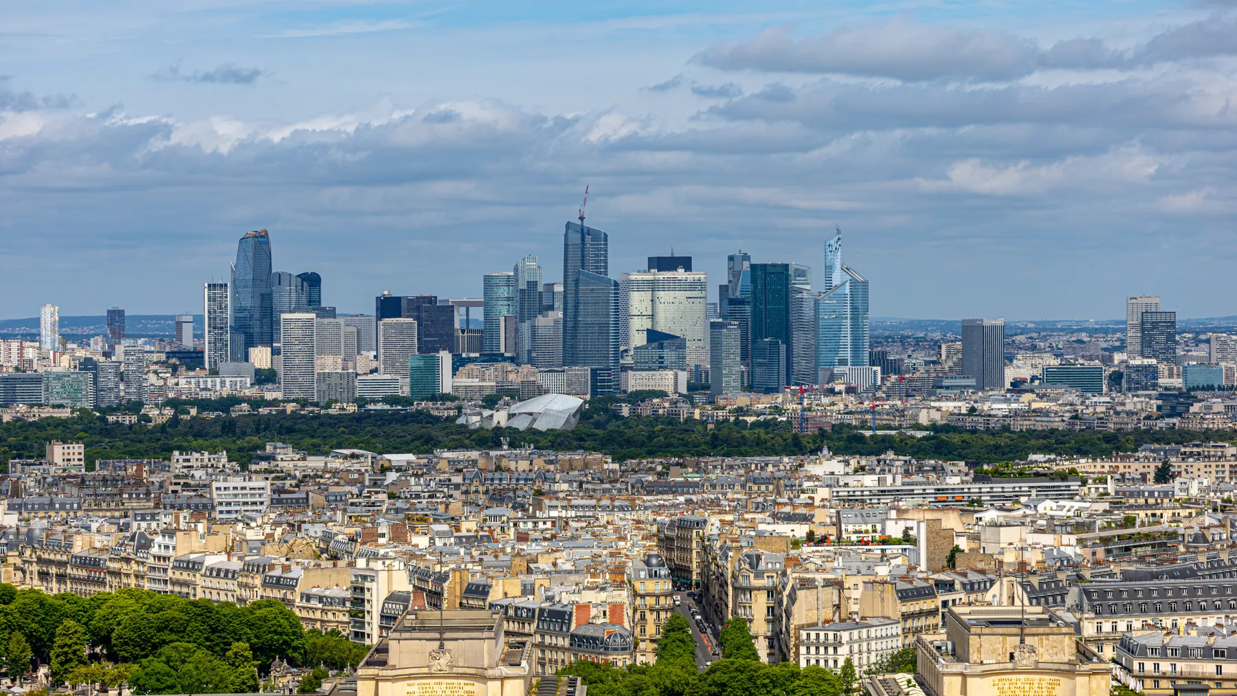 Panoramablick über die moderne Hochhaus-Skyline des Finanzviertels La Défense in Paris als Symbolbild für französische Banken.