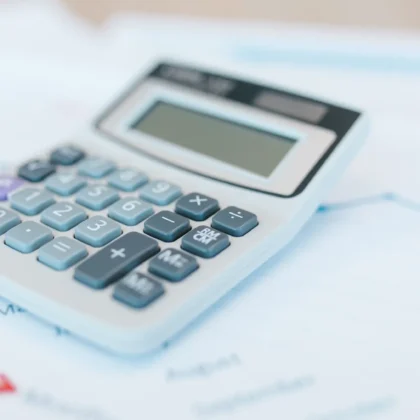 Analystische Finanzdokumente mit Rechner und Grafiken als Titelbild zur Sum-of-the-Parts-Bewertung einer Holding.