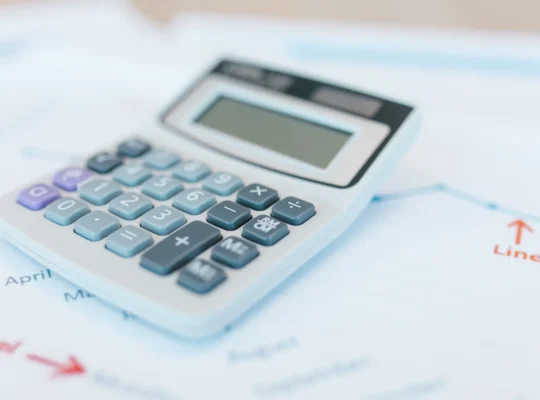 Analystische Finanzdokumente mit Rechner und Grafiken als Titelbild zur Sum-of-the-Parts-Bewertung einer Holding.