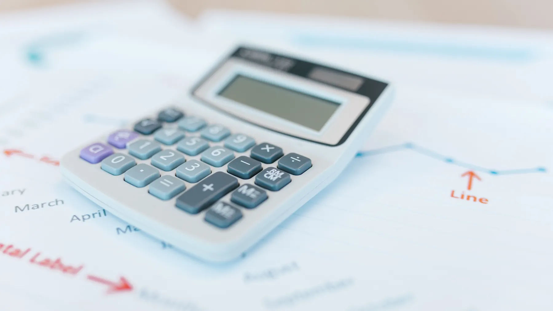 Analystische Finanzdokumente mit Rechner und Grafiken als Titelbild zur Sum-of-the-Parts-Bewertung einer Holding.