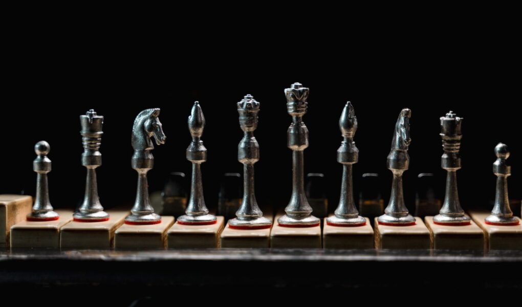 Dunkle strategische Schachszene als Symbol für Kapitalallokation, Reinvestitionen und langfristige Unternehmensentscheidungen