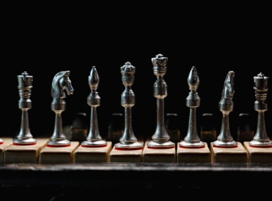 Dunkle strategische Schachszene als Symbol für Kapitalallokation, Reinvestitionen und langfristige Unternehmensentscheidungen