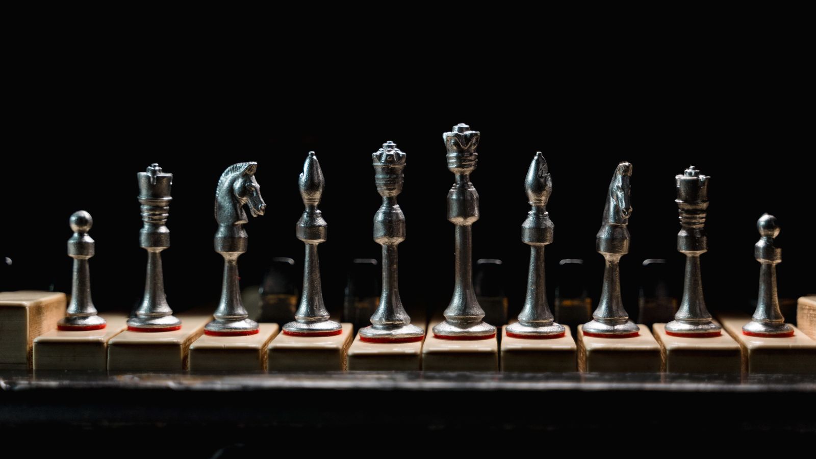 Dunkle strategische Schachszene als Symbol für Kapitalallokation, Reinvestitionen und langfristige Unternehmensentscheidungen