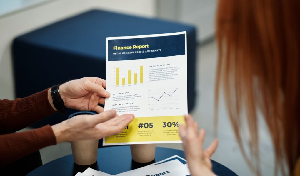 Finanzbericht und Analysegespräch als Symbol für Kapitalerhöhung, Bezugsrecht und Verwässerung.