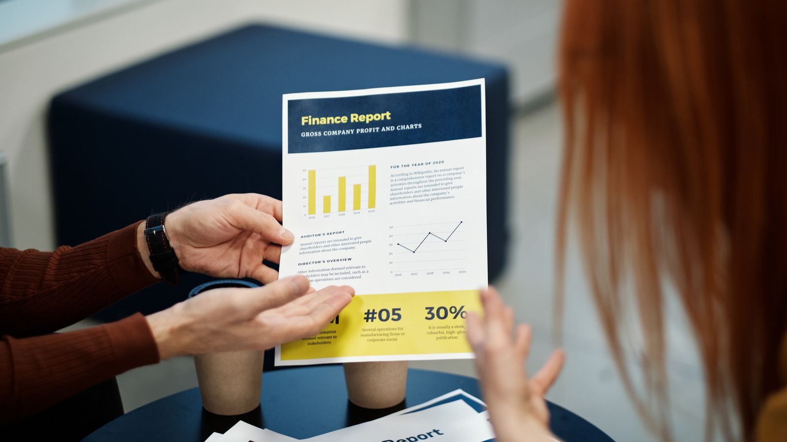 Finanzbericht und Analysegespräch als Symbol für Kapitalerhöhung, Bezugsrecht und Verwässerung.