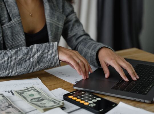 Professionelle Finanzanalyse mit Unterlagen, Taschenrechner und Diagrammen als Symbol für Kapitalflussrechnung und Cashflow.