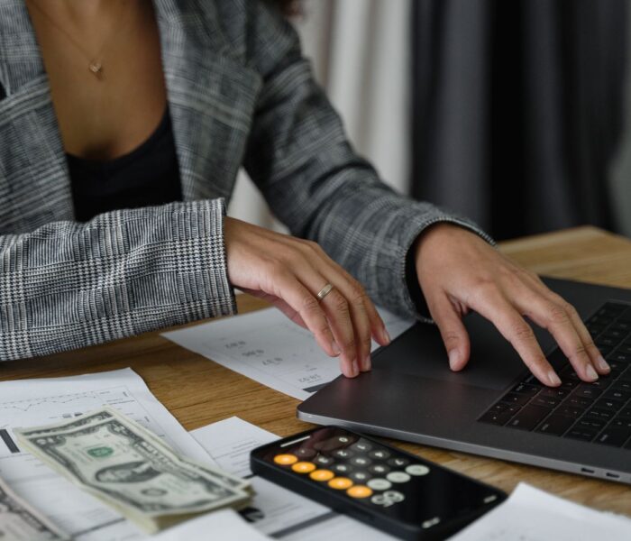 Professionelle Finanzanalyse mit Unterlagen, Taschenrechner und Diagrammen als Symbol für Kapitalflussrechnung und Cashflow.