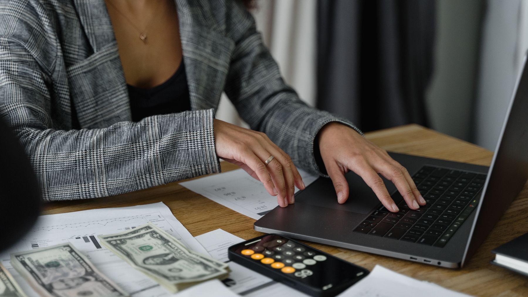 Professionelle Finanzanalyse mit Unterlagen, Taschenrechner und Diagrammen als Symbol für Kapitalflussrechnung und Cashflow.