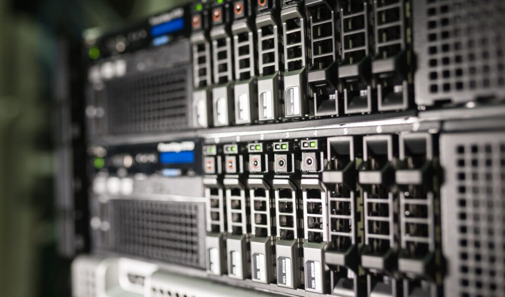 Moderner Server-Rack in einem Rechenzentrum als Symbol für Milliardeninvestitionen in KI-Infrastruktur und Cloud-Kapazität.