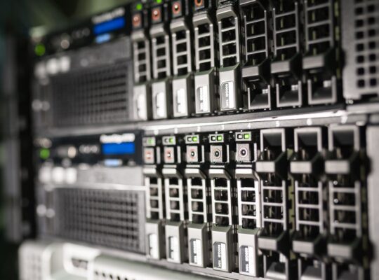 Moderner Server-Rack in einem Rechenzentrum als Symbol für Milliardeninvestitionen in KI-Infrastruktur und Cloud-Kapazität.