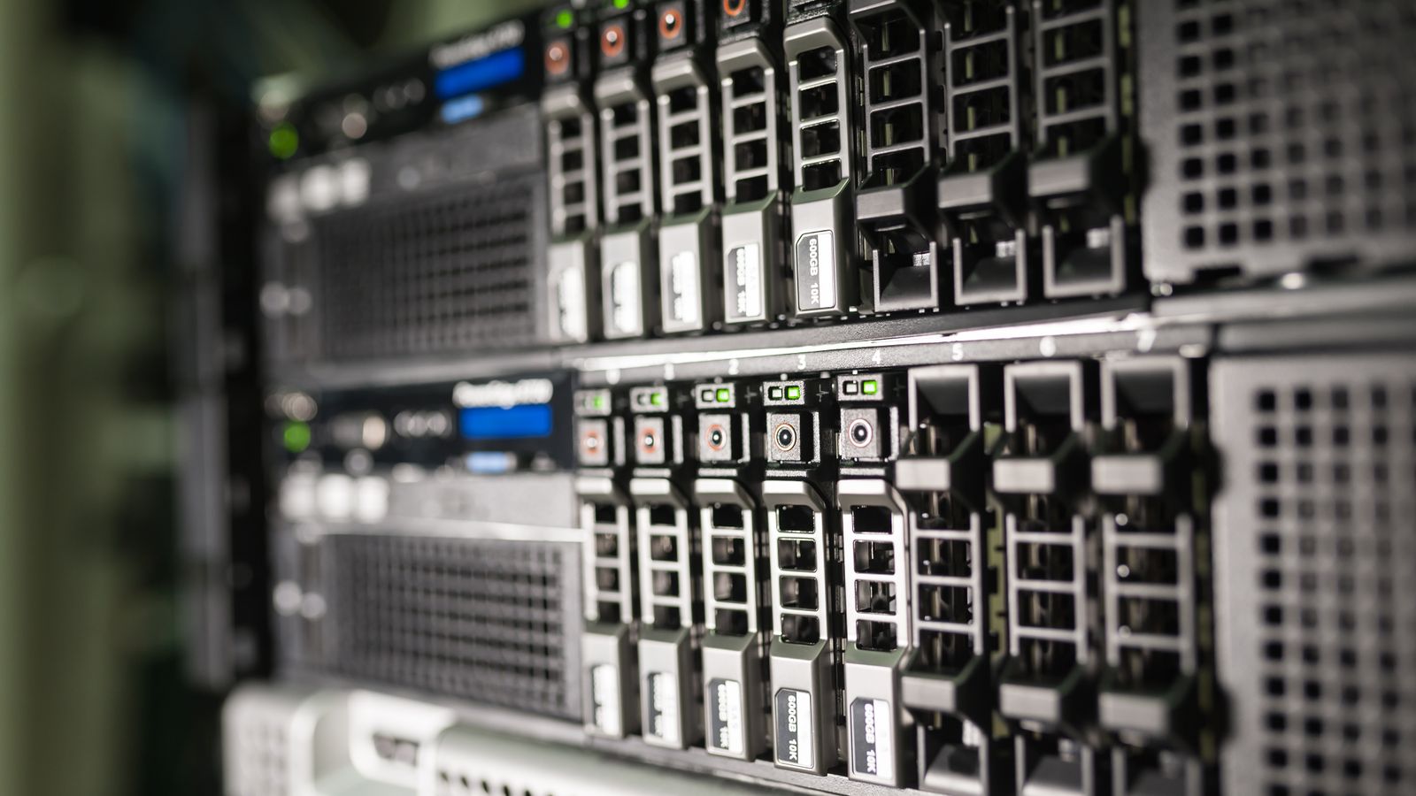 Moderner Server-Rack in einem Rechenzentrum als Symbol für Milliardeninvestitionen in KI-Infrastruktur und Cloud-Kapazität.