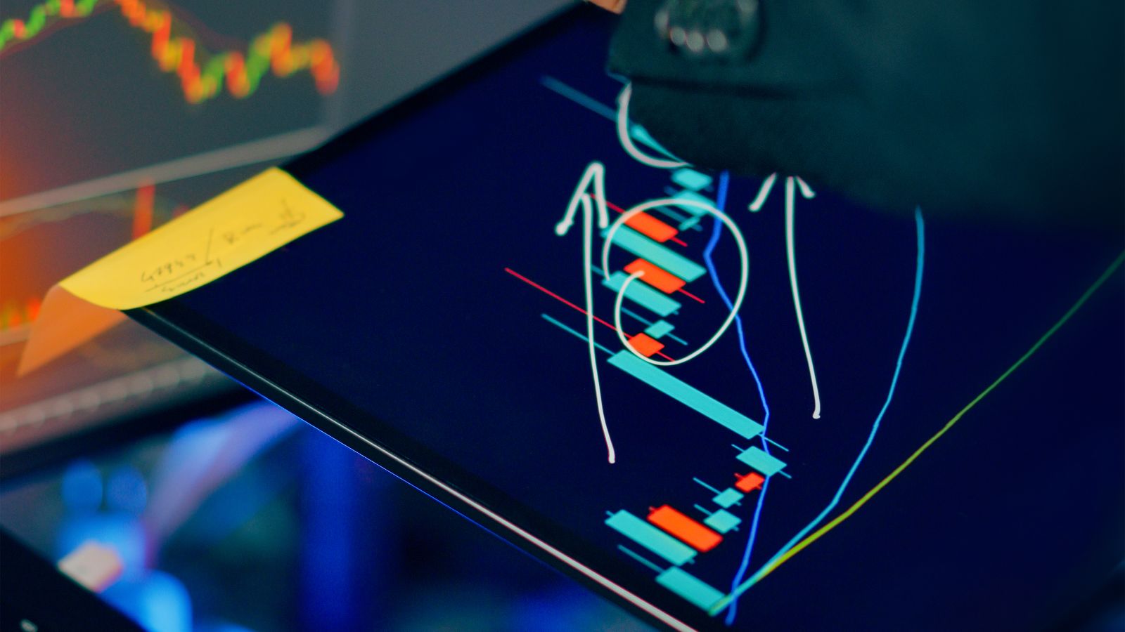 Analyst prüft Finanzcharts auf mehreren Bildschirmen als Symbol für Korrelation und Diversifikation.