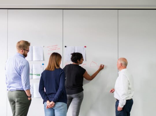 Industrielles Großprojekt als Symbol für Kundenanzahlungen, Working Capital, Auftragseingang und Projektfinanzierung.