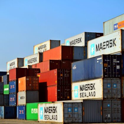 Logistik- und Transportinfrastruktur als Symbol für Leasingverbindlichkeiten, IFRS 16 und wirtschaftliche Verschuldung.