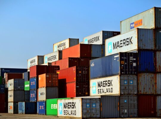 Logistik- und Transportinfrastruktur als Symbol für Leasingverbindlichkeiten, IFRS 16 und wirtschaftliche Verschuldung.