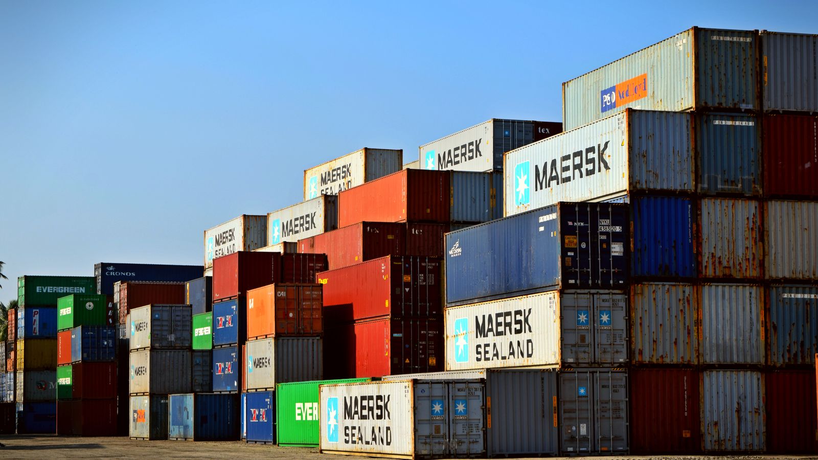 Logistik- und Transportinfrastruktur als Symbol für Leasingverbindlichkeiten, IFRS 16 und wirtschaftliche Verschuldung.