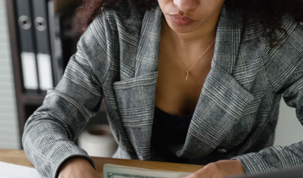 Finanzunterlagen und Rechner als Titelbild zur Berechnung von Liquidität ersten, zweiten und dritten Grades.