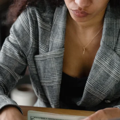 Finanzunterlagen und Rechner als Titelbild zur Berechnung von Liquidität ersten, zweiten und dritten Grades.