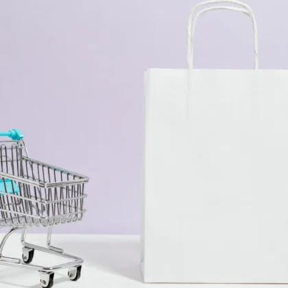 Hochwertige Mode und Luxusartikel in einer eleganten Boutique als Symbol für den Luxusgütermarkt.