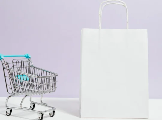 Hochwertige Mode und Luxusartikel in einer eleganten Boutique als Symbol für den Luxusgütermarkt.