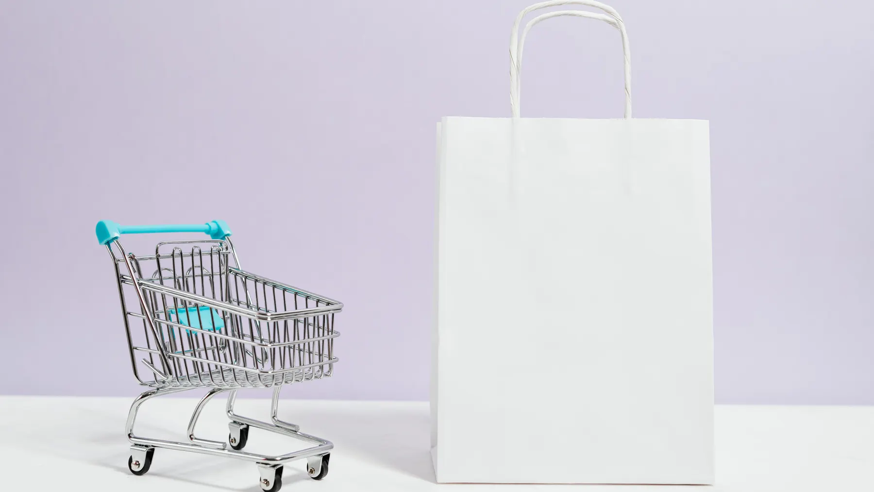 Hochwertige Mode und Luxusartikel in einer eleganten Boutique als Symbol für den Luxusgütermarkt.