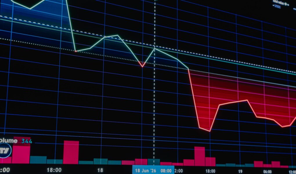 Roter und grüner Finanzchart mit starkem Abwärtstrend als Symbol für einen Maximum Drawdown.
