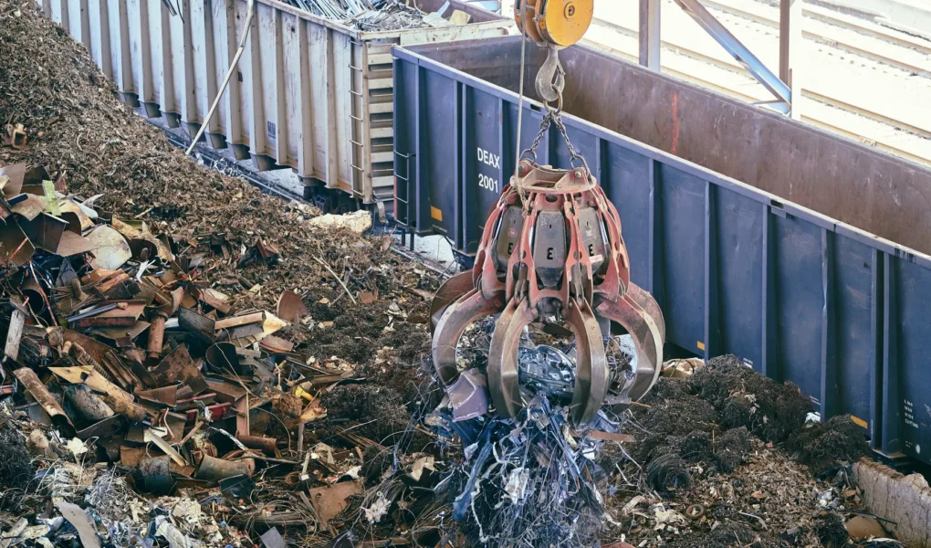Greifkran hebt Metallschrott in einer großen industriellen Recyclinganlage als Titelbild für die Analyse europäischer Metallrecycler.