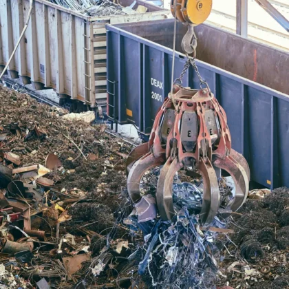Greifkran hebt Metallschrott in einer großen industriellen Recyclinganlage als Titelbild für die Analyse europäischer Metallrecycler.