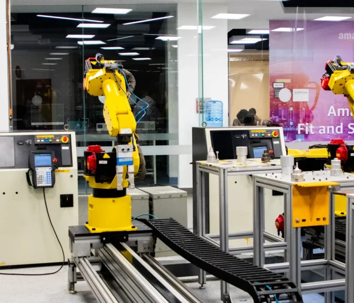 Industrie-Roboterarme im Einsatz in moderner Fertigung; redaktionelles Motiv zu Physical AI und Siemens-Nvidia-Kooperation, kein behauptetes Siemens-Originalwerk.