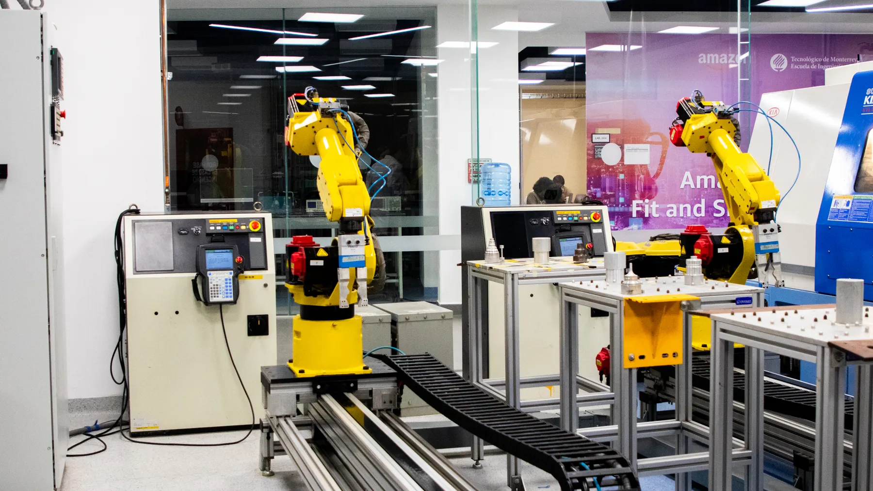 Industrie-Roboterarme im Einsatz in moderner Fertigung; redaktionelles Motiv zu Physical AI und Siemens-Nvidia-Kooperation, kein behauptetes Siemens-Originalwerk.