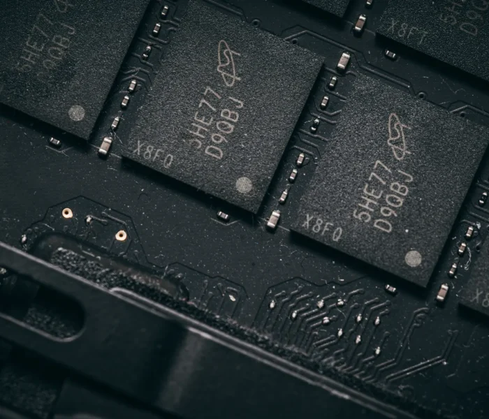 Makrofotografie von Mikrochips und Leiterbahnen auf einer elektronischen Platine als Beitragsbild zur Erholung von Halbleiteraktien.