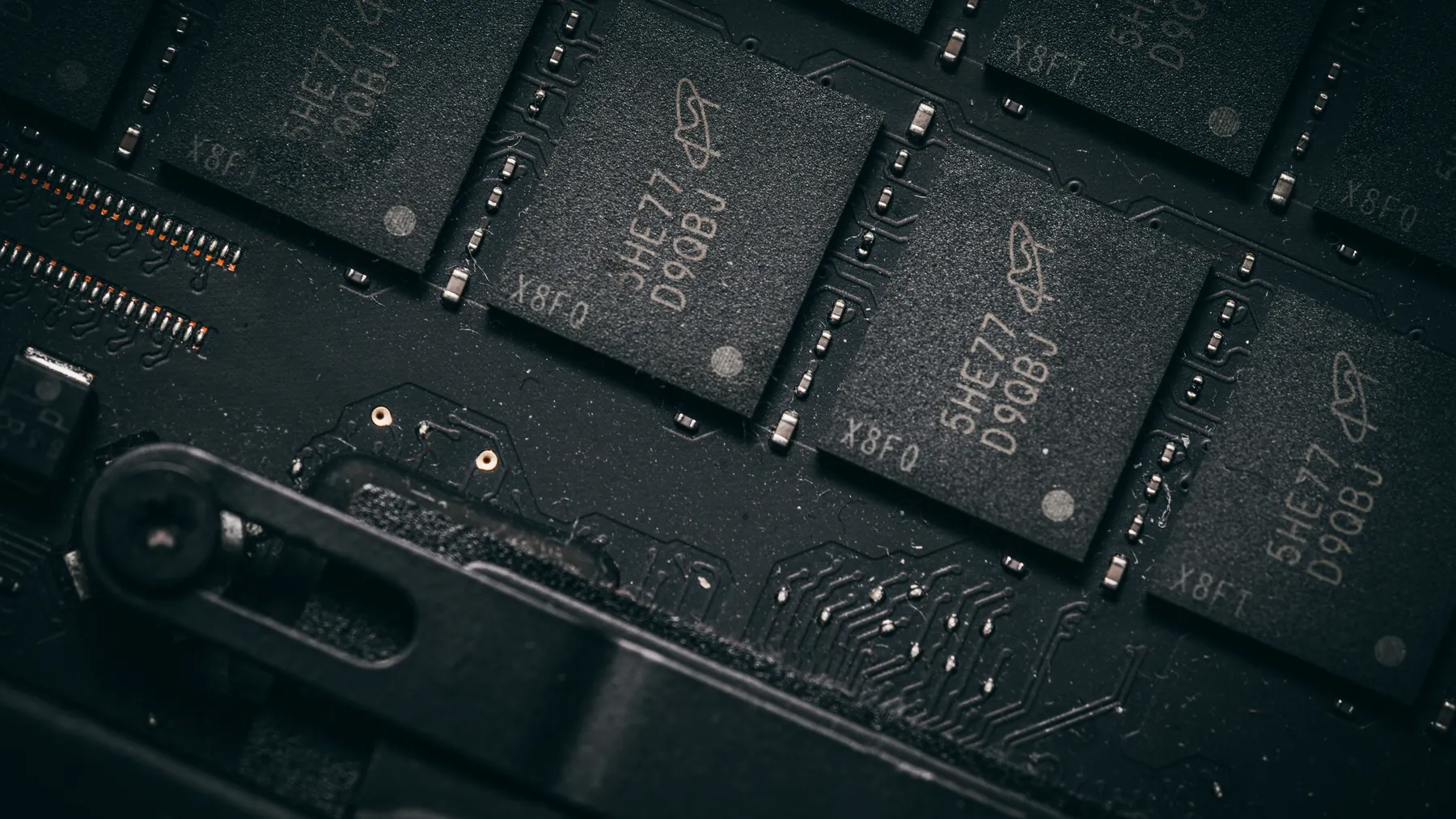 Makrofotografie von Mikrochips und Leiterbahnen auf einer elektronischen Platine als Beitragsbild zur Erholung von Halbleiteraktien.