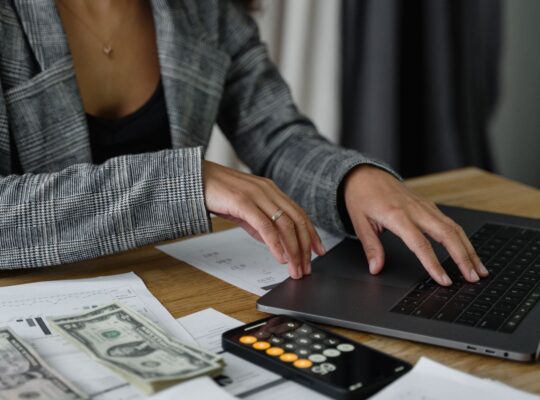 Finanzanalyse mit Tabellen, Rechner und Diagrammen als Symbol für Piotroski F-Score, Bilanzqualität und Value Investing.
