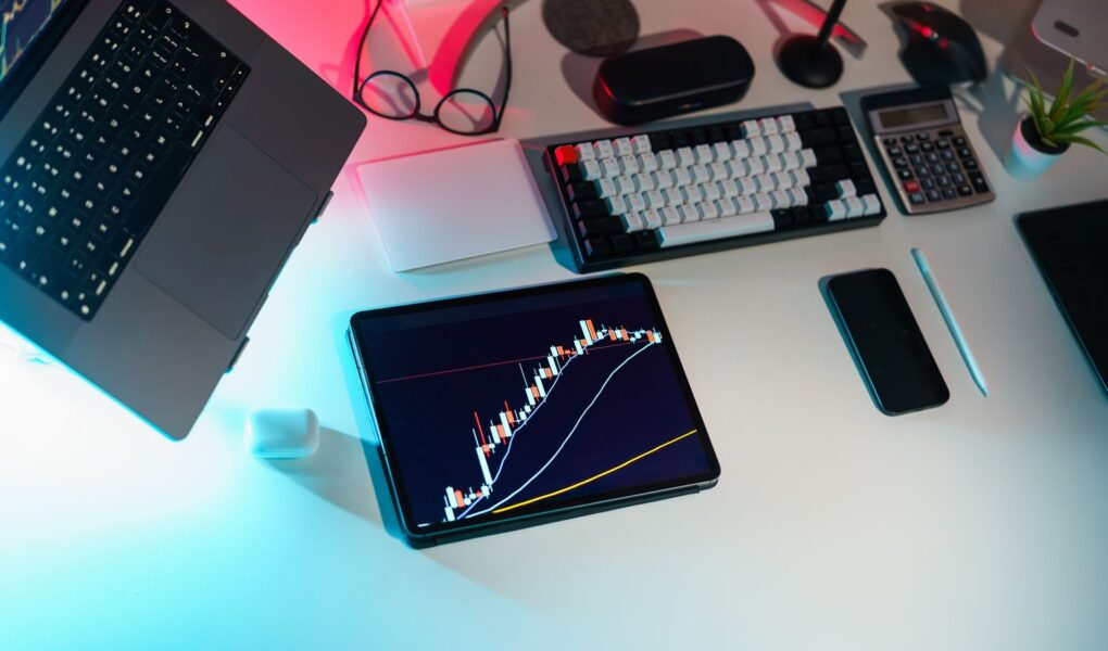 Moderner Finanzarbeitsplatz mit digitalen Analysegeräten als Symbol für KI-gestützte Portfoliooptimierung.