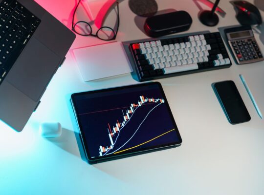 Moderner Finanzarbeitsplatz mit digitalen Analysegeräten als Symbol für KI-gestützte Portfoliooptimierung.