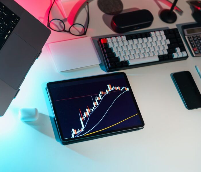 Moderner Finanzarbeitsplatz mit digitalen Analysegeräten als Symbol für KI-gestützte Portfoliooptimierung.