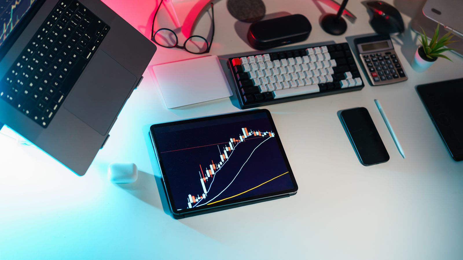 Moderner Finanzarbeitsplatz mit digitalen Analysegeräten als Symbol für KI-gestützte Portfoliooptimierung.