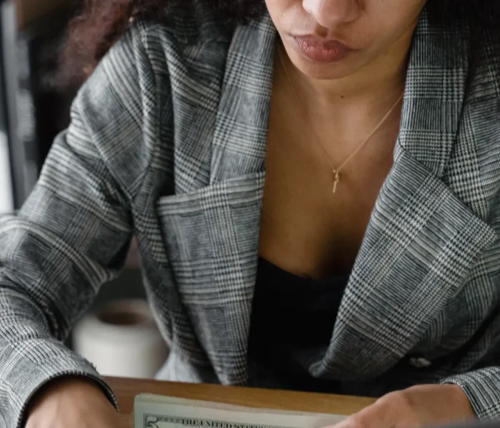Finanzrechner und Wertpapierdokumente als Motiv zur Berechnung von Realrendite und Kaufkraft einer Geldanlage.