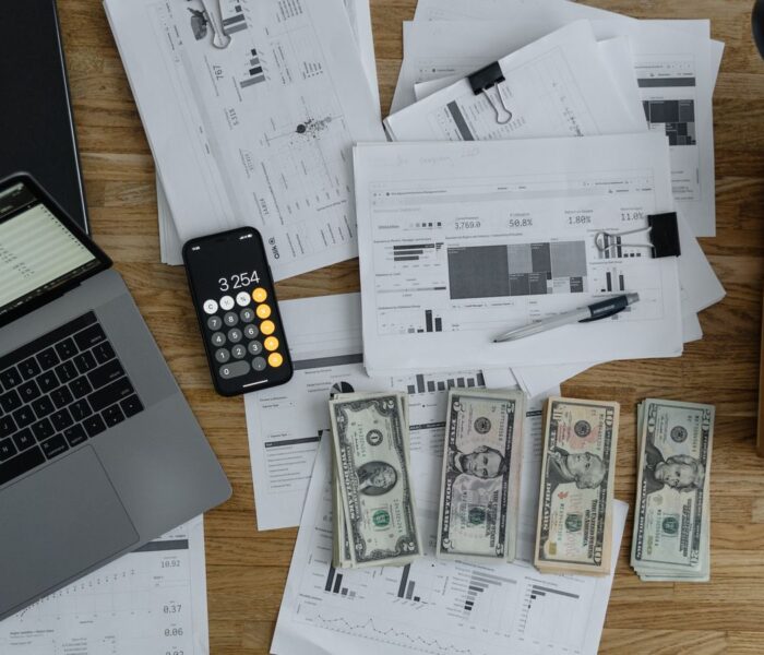 Finanzanalyse mit Diagrammen und Rechner als Symbol für ROCE, Capital Employed und Kapitaleffizienz.