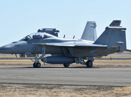Militärisches Kampfflugzeug auf einer Startbahn bei Tageslicht, Symbolbild zum US-Rüstungssektor und den Quartalszahlen von RTX und Northrop Grumman.