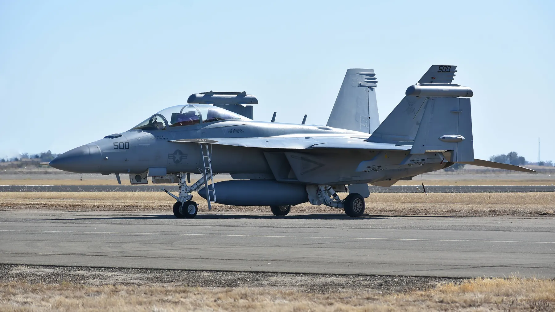 Militärisches Kampfflugzeug auf einer Startbahn bei Tageslicht, Symbolbild zum US-Rüstungssektor und den Quartalszahlen von RTX und Northrop Grumman.