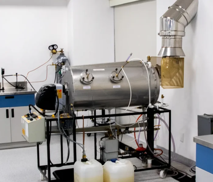 Moderne wissenschaftliche Laboranlagen mit technischer Ausrüstung als Symbolbild zum Bioprozess- und Laborgeschäft von Sartorius.