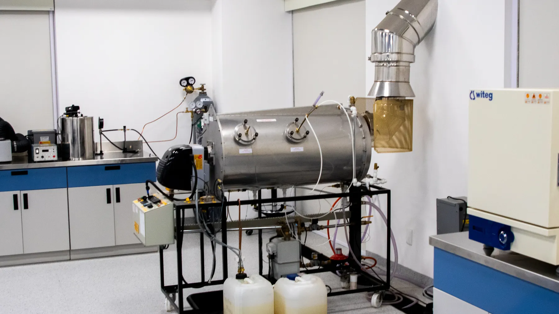 Moderne wissenschaftliche Laboranlagen mit technischer Ausrüstung als Symbolbild zum Bioprozess- und Laborgeschäft von Sartorius.