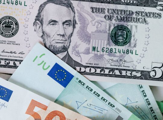 Finanzanalyse mit Dividenden, Aktienrückkäufen und Kapitalallokation als Symbol für Shareholder Yield.
