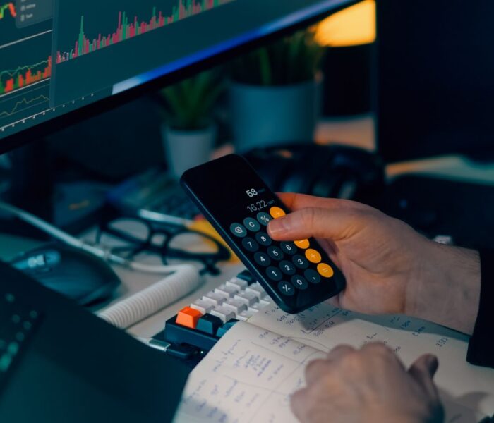 Finanzanalyst arbeitet mit Rechner und Marktcharts als Symbol für risikoadjustierte Rendite.