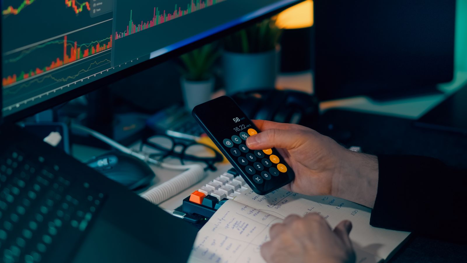Finanzanalyst arbeitet mit Rechner und Marktcharts als Symbol für risikoadjustierte Rendite.