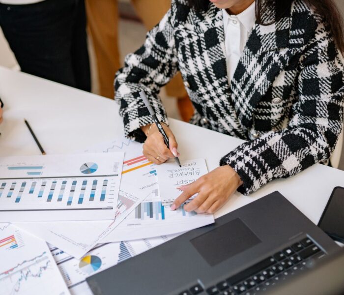 Analysten prüfen Finanzberichte und Charts als Symbol für die fundamentale Analyse von Small-Cap-Unternehmen.
