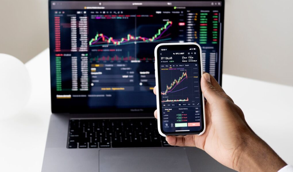 Finanzunterlagen, Diagramme und Rechner als Symbol für Sondereffekte, Restrukturierung und bereinigte Unternehmensgewinne.